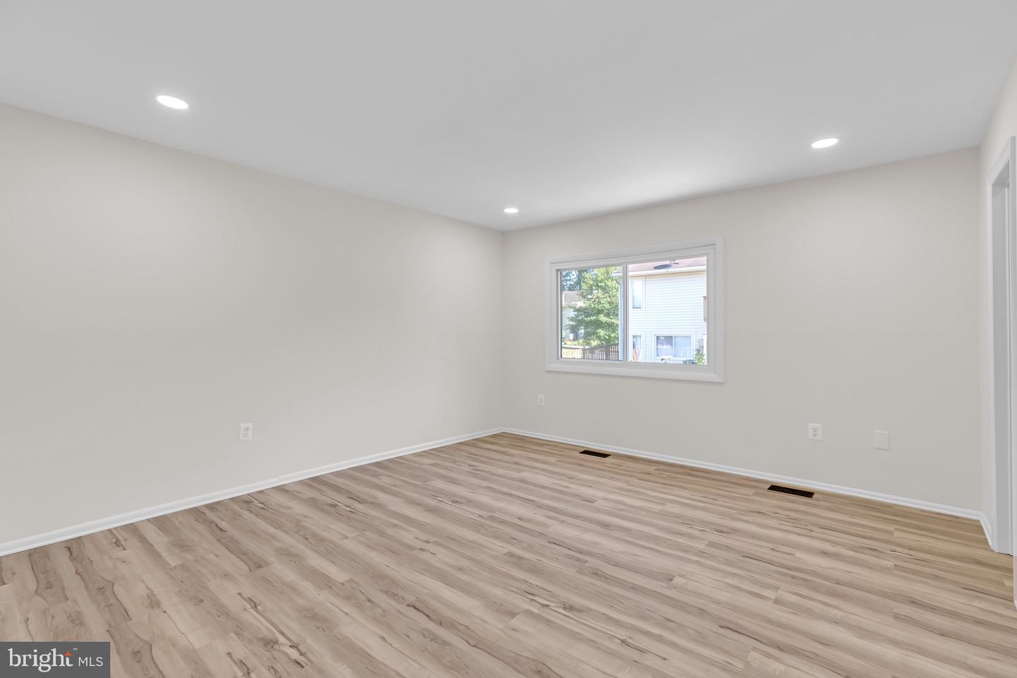 2203 SAUNDERS DR, HERNDON, Virginia 20170, 2 Bedrooms Bedrooms, ,1 BathroomBathrooms,Residential,For sale,2203 SAUNDERS DR,VAFX2265900 MLS # VAFX2265900