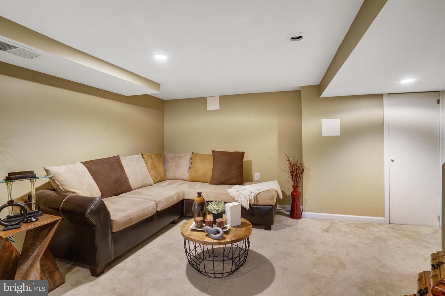 523 DUNCAN AVE, ALEXANDRIA, Virginia 22301, 2 Bedrooms Bedrooms, ,1 BathroomBathrooms,Residential,For sale,523 DUNCAN AVE,VAAX2050814 MLS # VAAX2050814