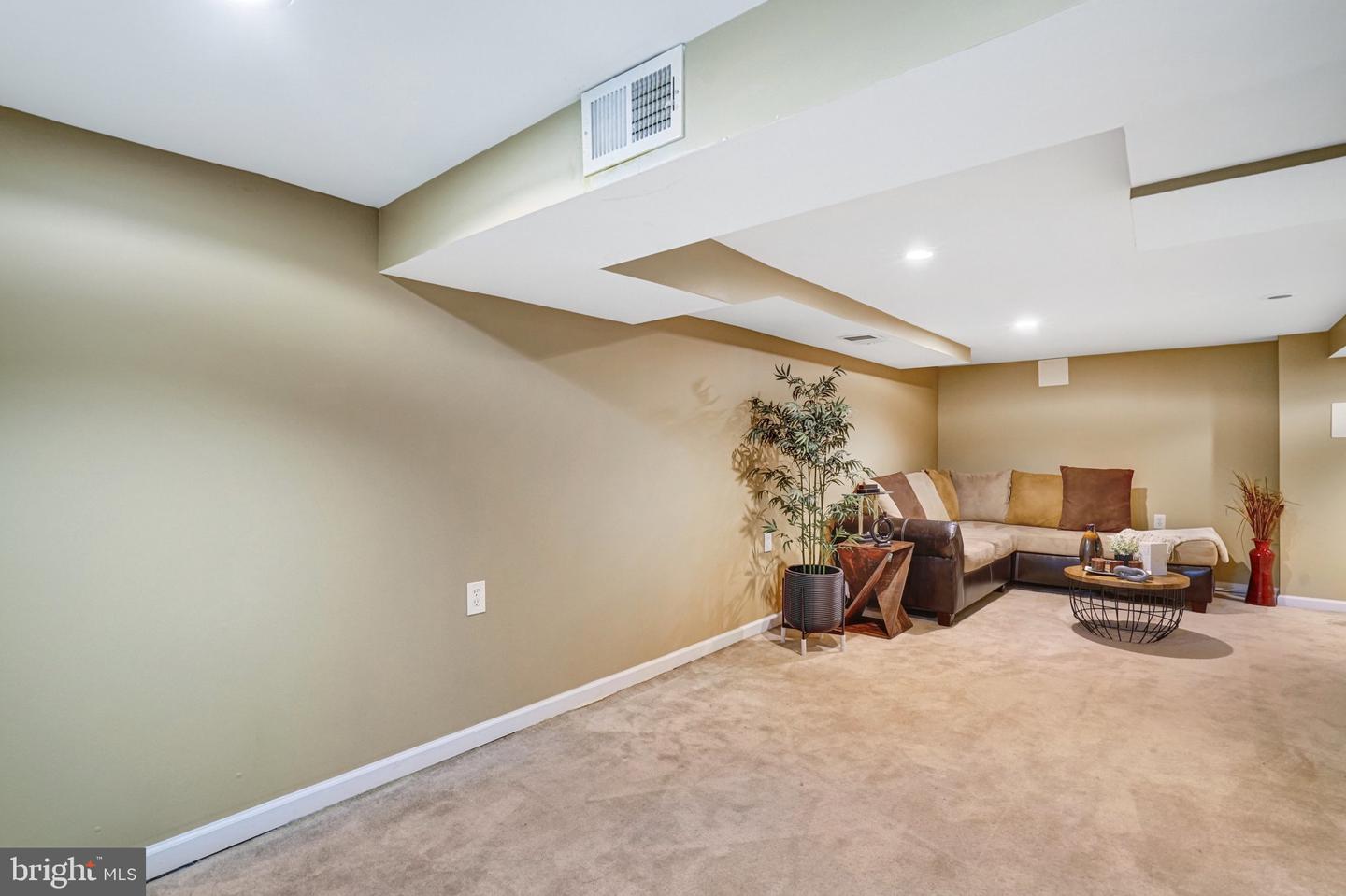523 DUNCAN AVE, ALEXANDRIA, Virginia 22301, 2 Bedrooms Bedrooms, ,1 BathroomBathrooms,Residential,For sale,523 DUNCAN AVE,VAAX2050814 MLS # VAAX2050814