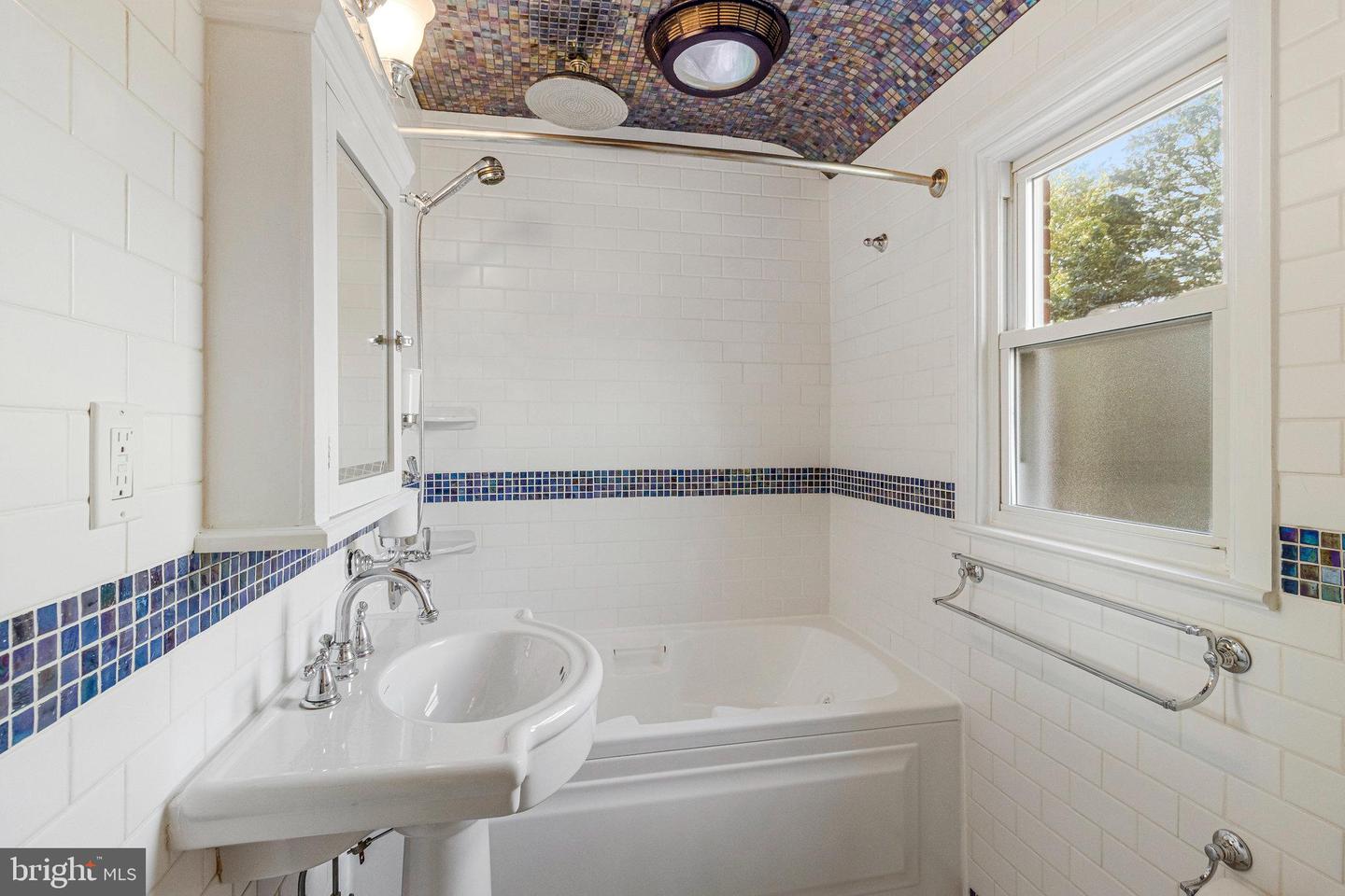 5701 18TH RD N, ARLINGTON, Virginia 22205, 3 Bedrooms Bedrooms, ,2 BathroomsBathrooms,Residential,For sale,5701 18TH RD N,VAAR2064856 MLS # VAAR2064856