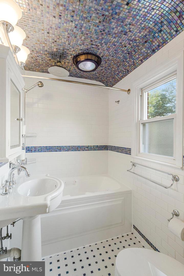 5701 18TH RD N, ARLINGTON, Virginia 22205, 3 Bedrooms Bedrooms, ,2 BathroomsBathrooms,Residential,For sale,5701 18TH RD N,VAAR2064856 MLS # VAAR2064856