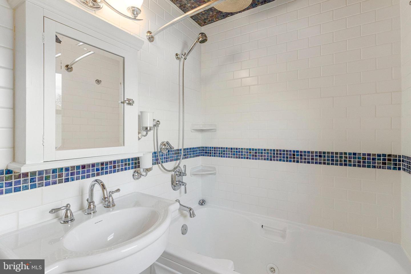 5701 18TH RD N, ARLINGTON, Virginia 22205, 3 Bedrooms Bedrooms, ,2 BathroomsBathrooms,Residential,For sale,5701 18TH RD N,VAAR2064856 MLS # VAAR2064856