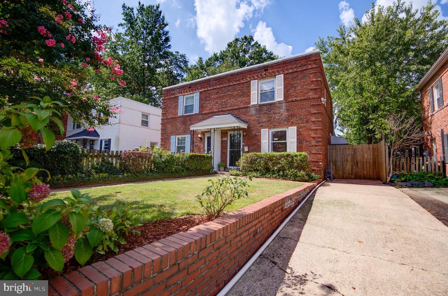 850 S IRVING ST, ARLINGTON, Virginia 22204, 3 Bedrooms Bedrooms, 8 Rooms Rooms,2 BathroomsBathrooms,Residential,For sale,850 S IRVING ST,VAAR2063702 MLS # VAAR2063702