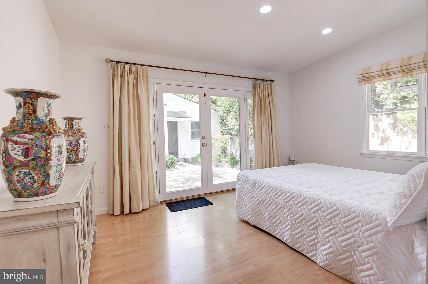 850 S IRVING ST, ARLINGTON, Virginia 22204, 3 Bedrooms Bedrooms, 8 Rooms Rooms,2 BathroomsBathrooms,Residential,For sale,850 S IRVING ST,VAAR2063702 MLS # VAAR2063702