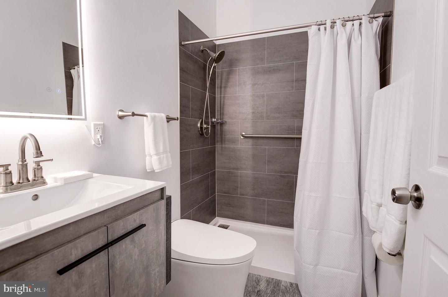 850 S IRVING ST, ARLINGTON, Virginia 22204, 3 Bedrooms Bedrooms, 8 Rooms Rooms,2 BathroomsBathrooms,Residential,For sale,850 S IRVING ST,VAAR2063702 MLS # VAAR2063702
