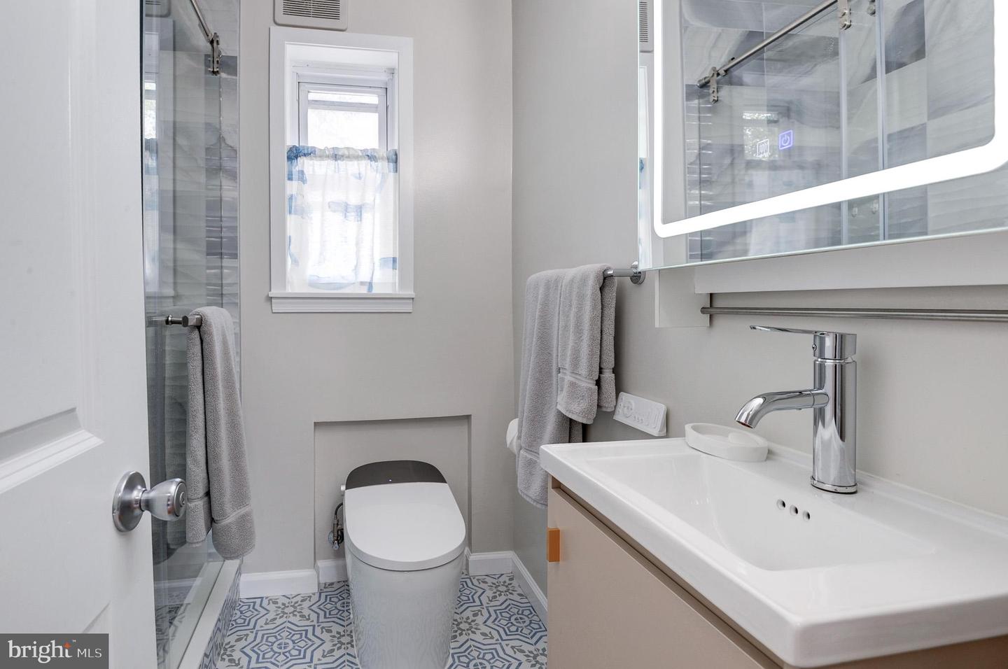 850 S IRVING ST, ARLINGTON, Virginia 22204, 3 Bedrooms Bedrooms, 8 Rooms Rooms,2 BathroomsBathrooms,Residential,For sale,850 S IRVING ST,VAAR2063702 MLS # VAAR2063702