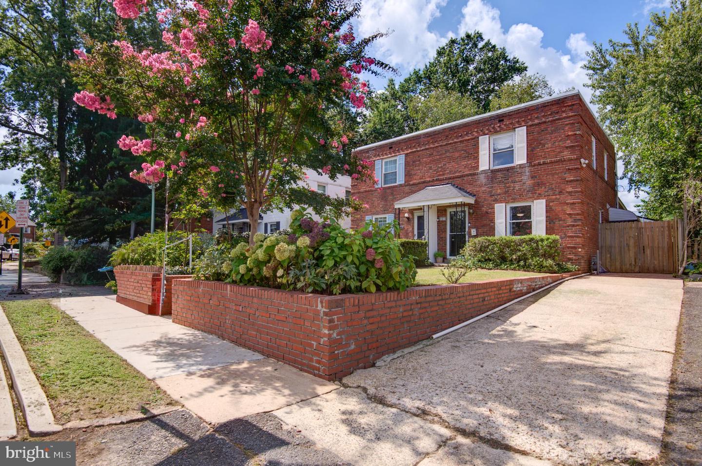 850 S IRVING ST, ARLINGTON, Virginia 22204, 3 Bedrooms Bedrooms, 8 Rooms Rooms,2 BathroomsBathrooms,Residential,For sale,850 S IRVING ST,VAAR2063702 MLS # VAAR2063702