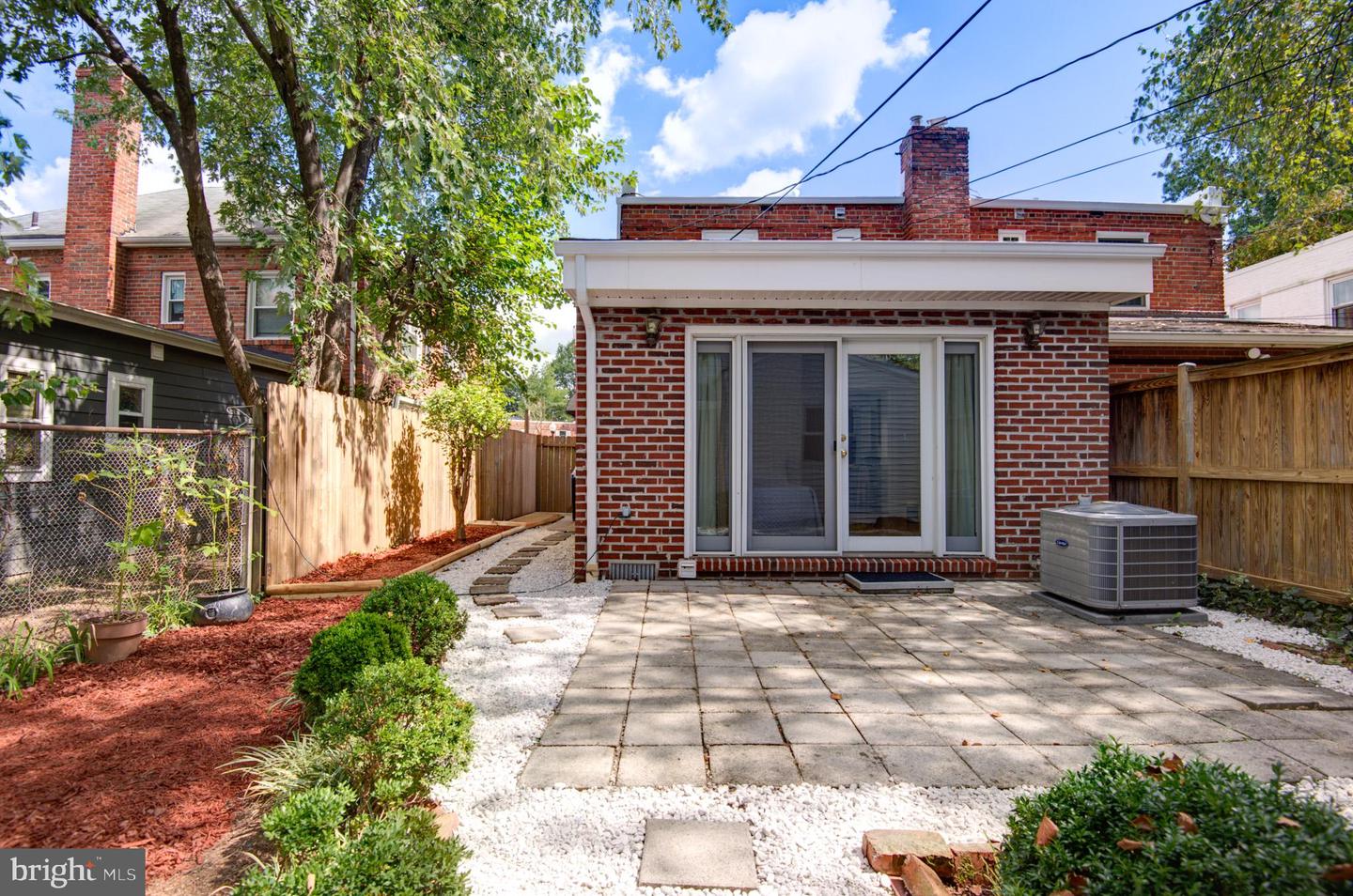 850 S IRVING ST, ARLINGTON, Virginia 22204, 3 Bedrooms Bedrooms, 8 Rooms Rooms,2 BathroomsBathrooms,Residential,For sale,850 S IRVING ST,VAAR2063702 MLS # VAAR2063702