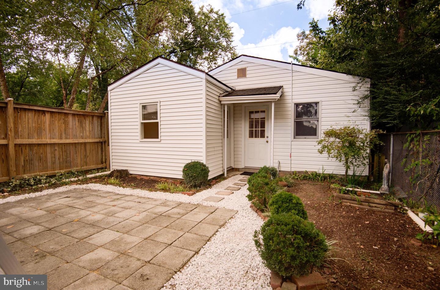 850 S IRVING ST, ARLINGTON, Virginia 22204, 3 Bedrooms Bedrooms, 8 Rooms Rooms,2 BathroomsBathrooms,Residential,For sale,850 S IRVING ST,VAAR2063702 MLS # VAAR2063702