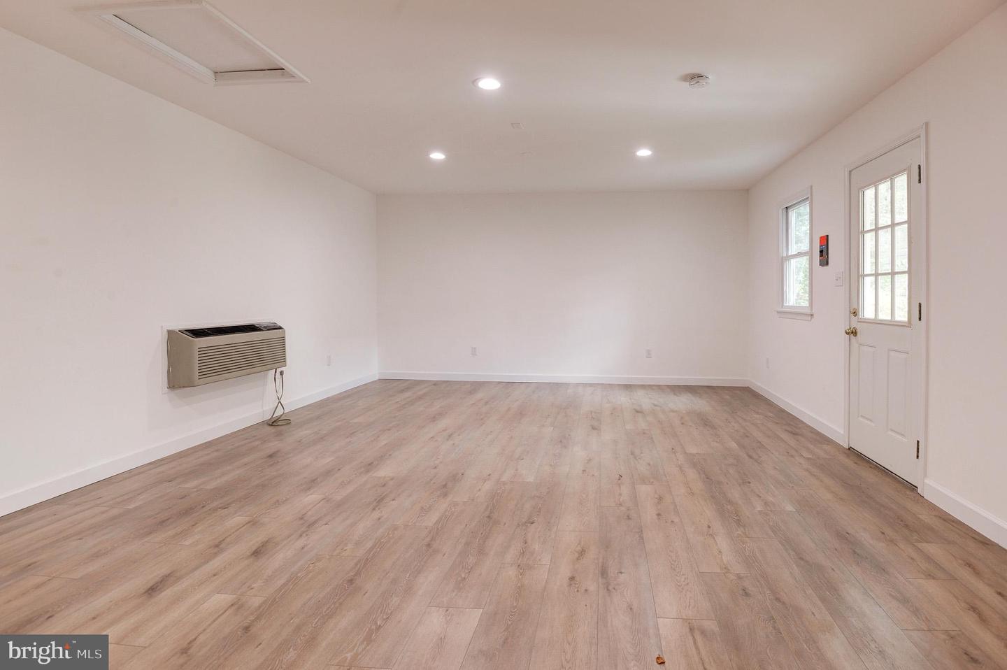 850 S IRVING ST, ARLINGTON, Virginia 22204, 3 Bedrooms Bedrooms, 8 Rooms Rooms,2 BathroomsBathrooms,Residential,For sale,850 S IRVING ST,VAAR2063702 MLS # VAAR2063702