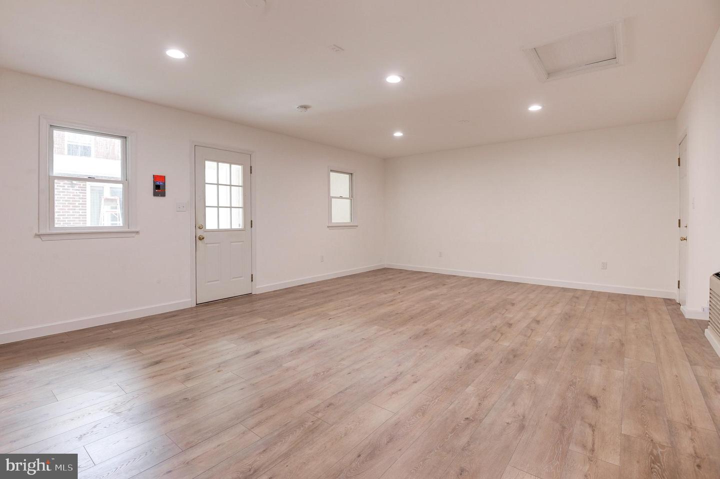 850 S IRVING ST, ARLINGTON, Virginia 22204, 3 Bedrooms Bedrooms, 8 Rooms Rooms,2 BathroomsBathrooms,Residential,For sale,850 S IRVING ST,VAAR2063702 MLS # VAAR2063702