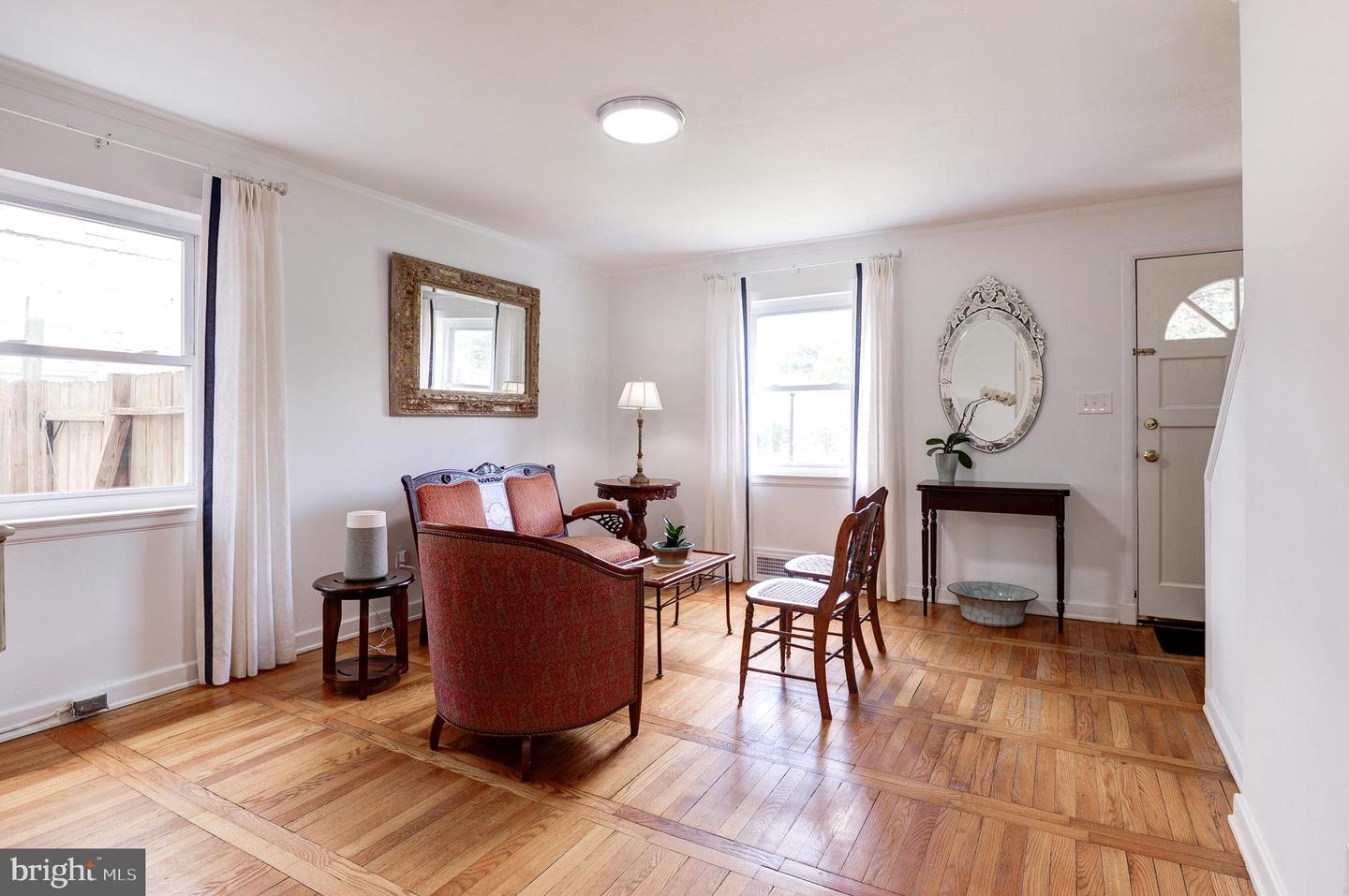 850 S IRVING ST, ARLINGTON, Virginia 22204, 3 Bedrooms Bedrooms, 8 Rooms Rooms,2 BathroomsBathrooms,Residential,For sale,850 S IRVING ST,VAAR2063702 MLS # VAAR2063702