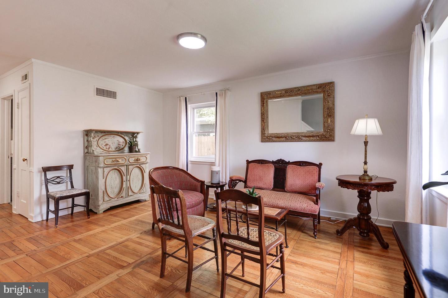 850 S IRVING ST, ARLINGTON, Virginia 22204, 3 Bedrooms Bedrooms, 8 Rooms Rooms,2 BathroomsBathrooms,Residential,For sale,850 S IRVING ST,VAAR2063702 MLS # VAAR2063702