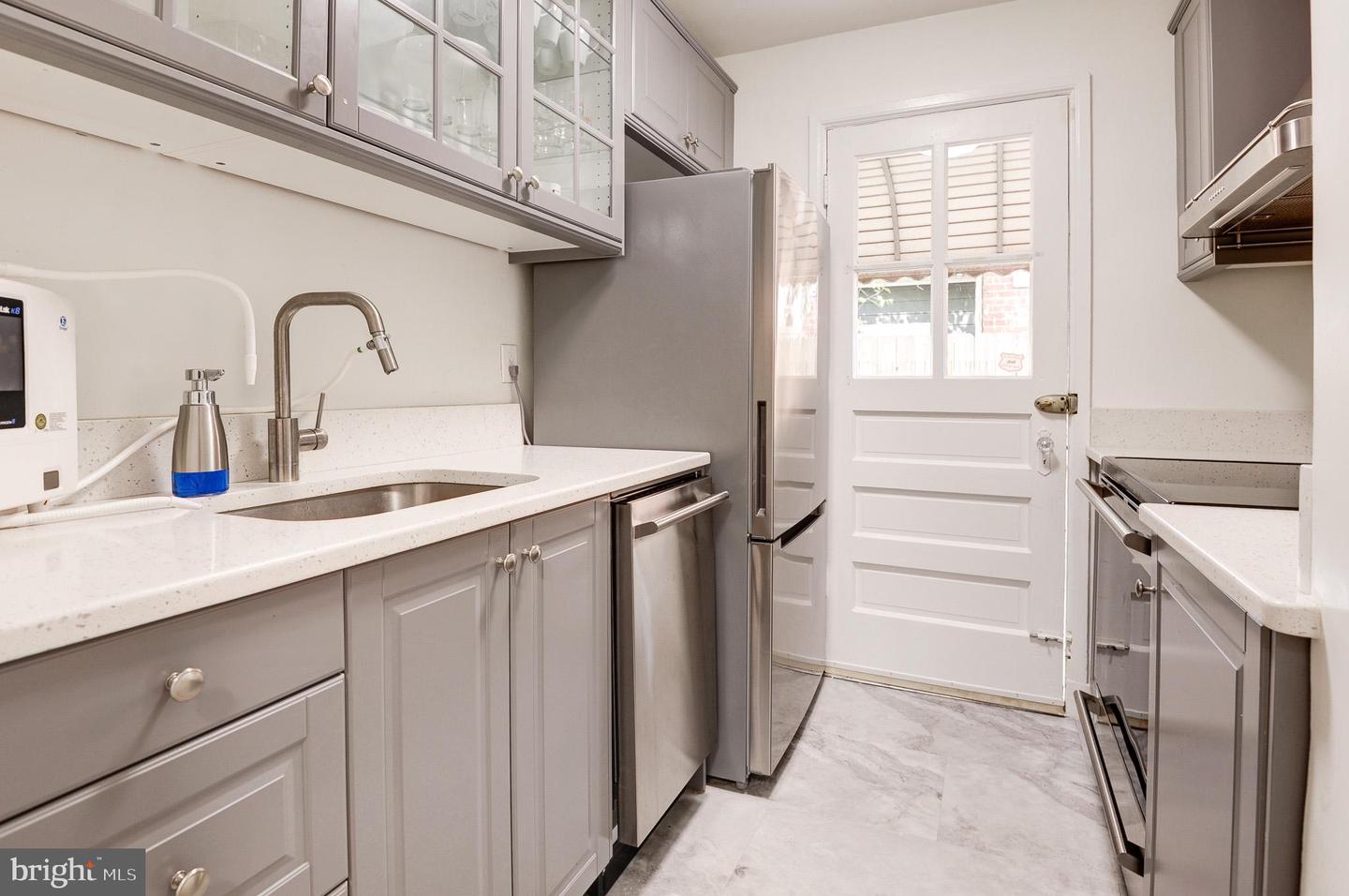 850 S IRVING ST, ARLINGTON, Virginia 22204, 3 Bedrooms Bedrooms, 8 Rooms Rooms,2 BathroomsBathrooms,Residential,For sale,850 S IRVING ST,VAAR2063702 MLS # VAAR2063702