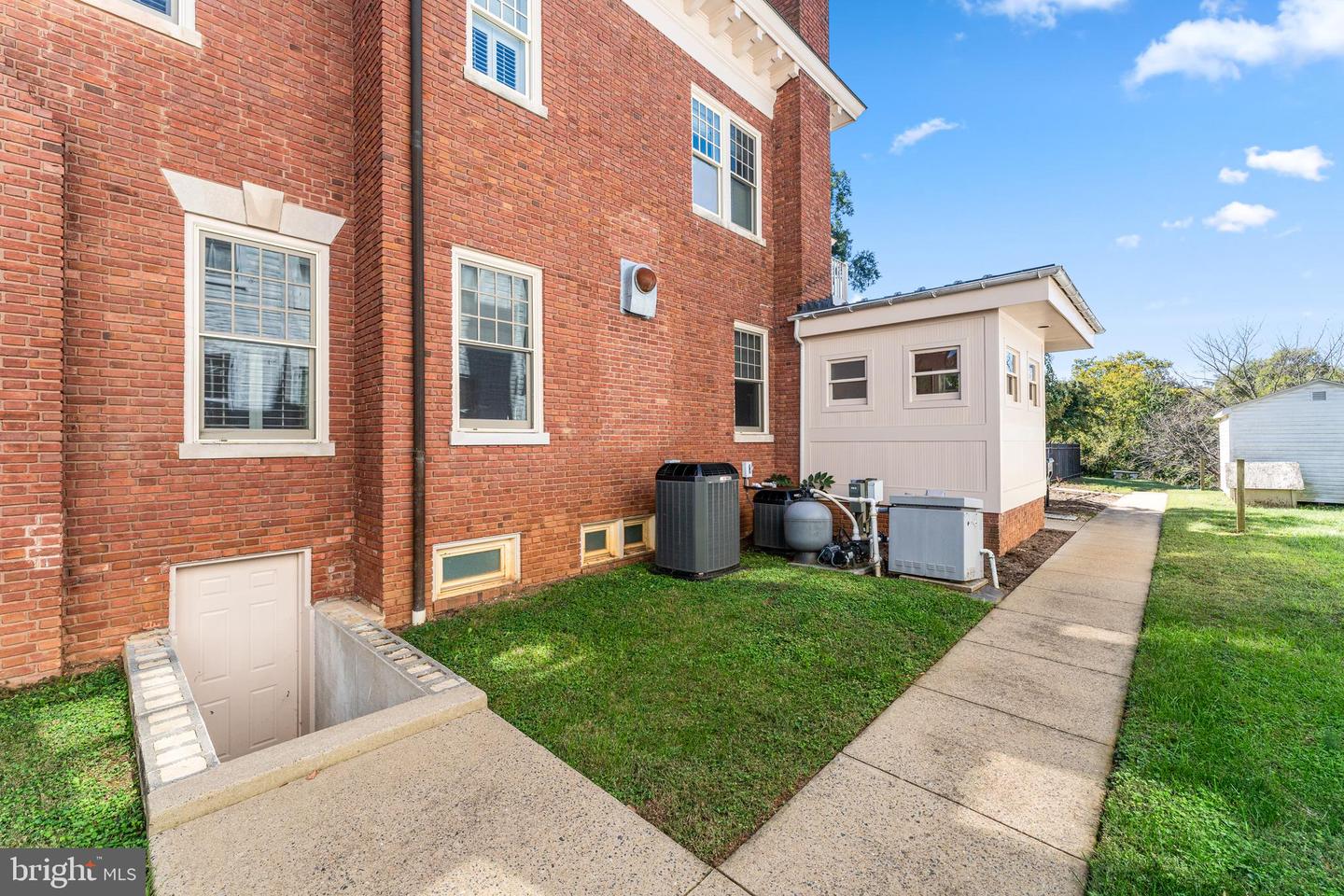 1304 WASHINGTON AVE, FREDERICKSBURG, Virginia 22401, 6 Bedrooms Bedrooms, 28 Rooms Rooms,5 BathroomsBathrooms,Residential,For sale,1304 WASHINGTON AVE,VAFB2009114 MLS # VAFB2009114