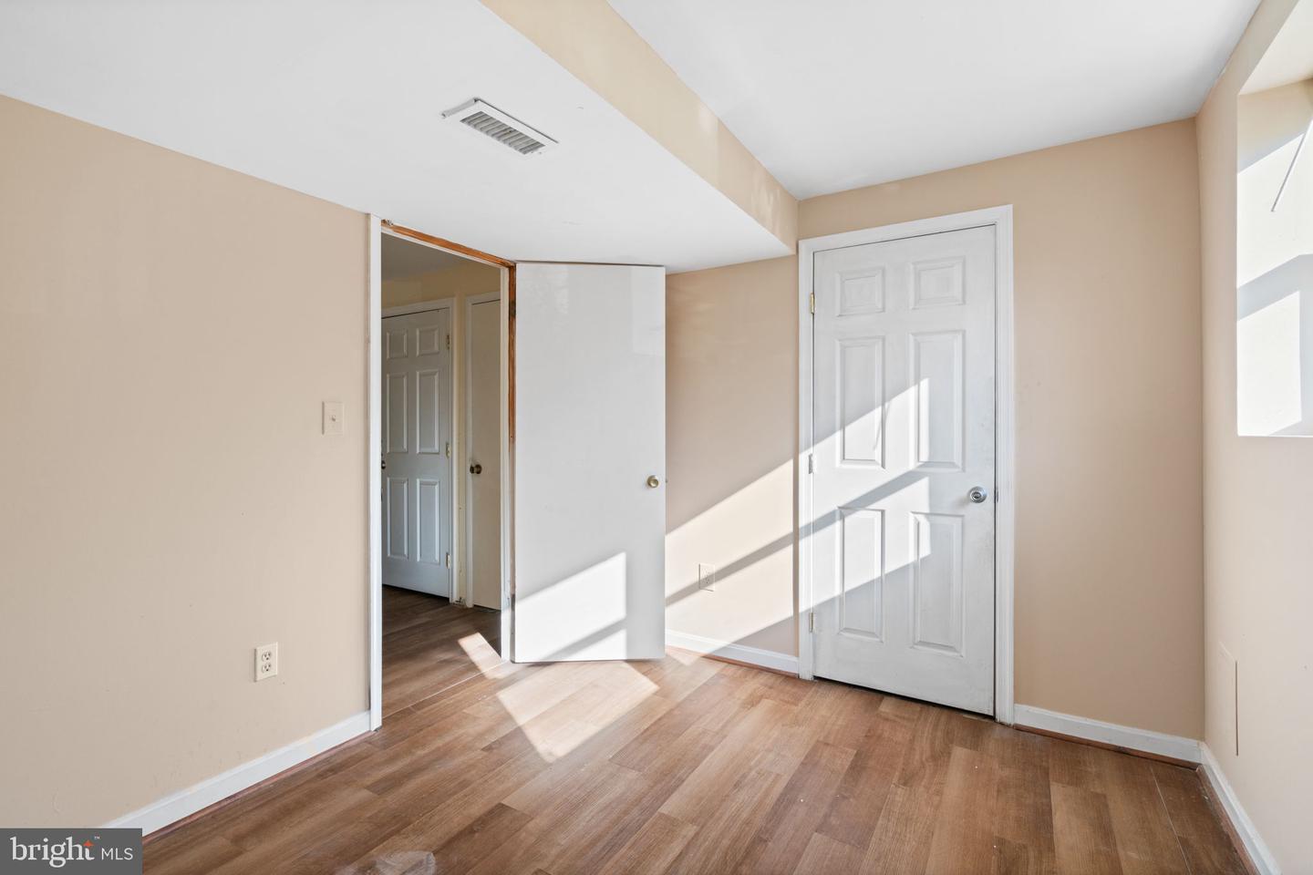 5936 SPRUCE RUN CT, CENTREVILLE, Virginia 20121, 4 Bedrooms Bedrooms, 8 Rooms Rooms,3 BathroomsBathrooms,Residential,For sale,5936 SPRUCE RUN CT,VAFX2273142 MLS # VAFX2273142