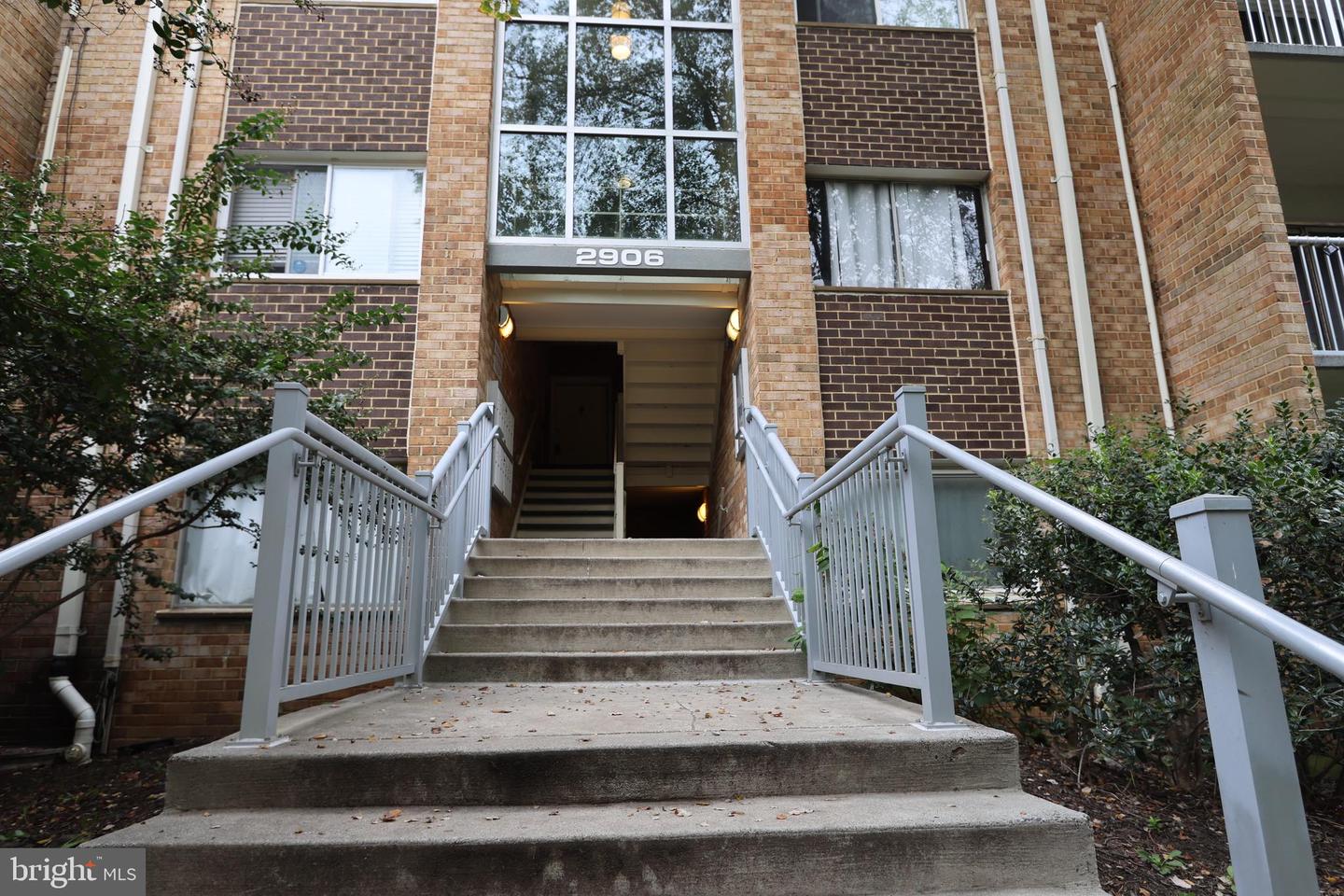 2906 KINGS CHAPEL RD #4, FALLS CHURCH, Virginia 22042, 3 Bedrooms Bedrooms, ,1 BathroomBathrooms,Residential,For sale,2906 KINGS CHAPEL RD #4,VAFX2274288 MLS # VAFX2274288