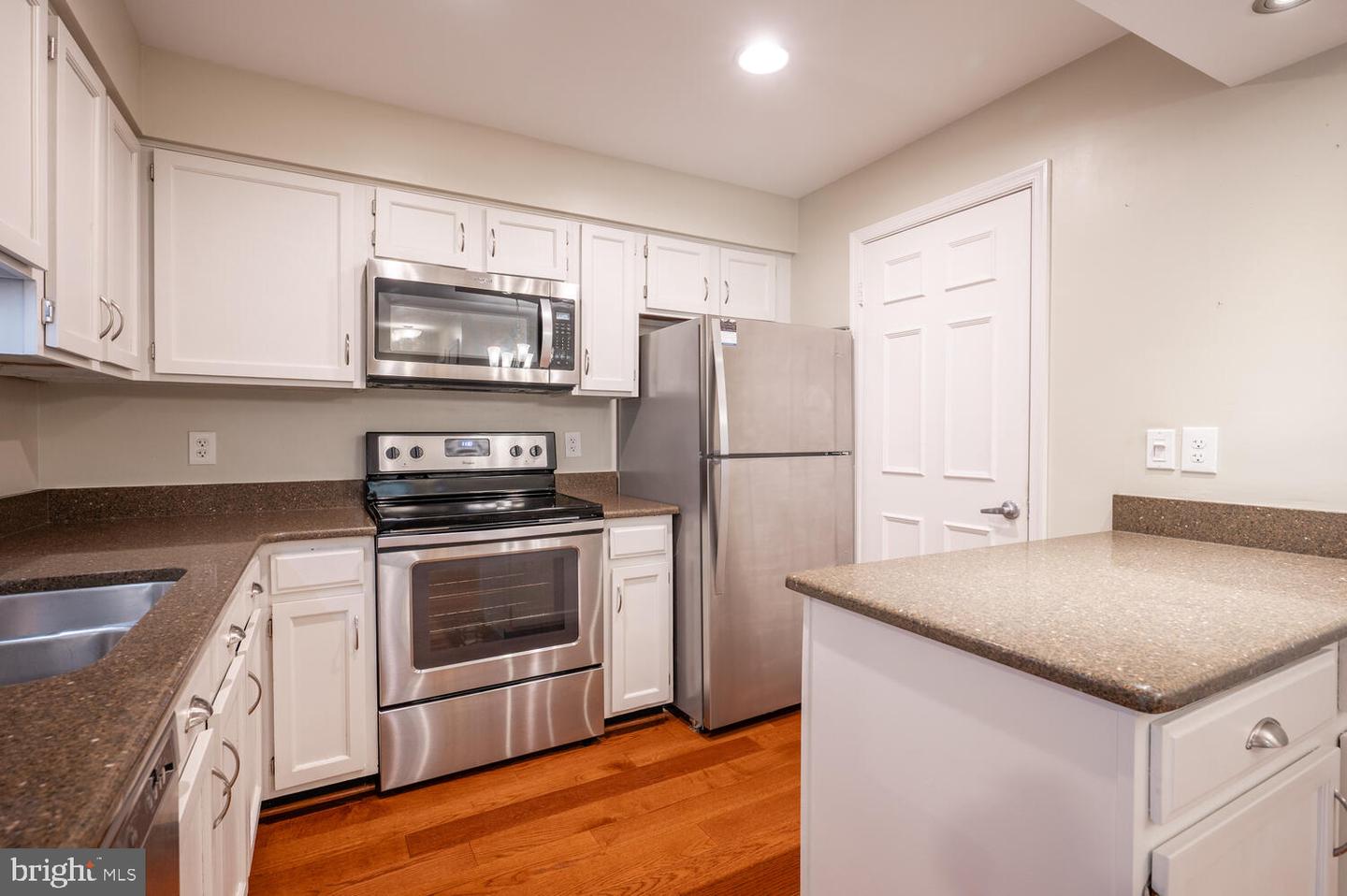 6052-A ESSEX HOUSE SQ #6052A, ALEXANDRIA, Virginia 22310, 2 Bedrooms Bedrooms, ,1 BathroomBathrooms,Residential,For sale,6052-A ESSEX HOUSE SQ #6052A,VAFX2274450 MLS # VAFX2274450