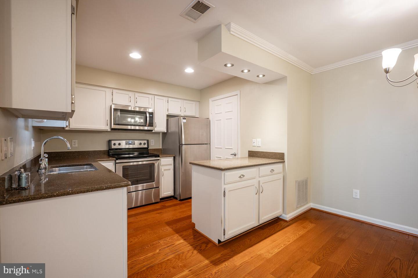6052-A ESSEX HOUSE SQ #6052A, ALEXANDRIA, Virginia 22310, 2 Bedrooms Bedrooms, ,1 BathroomBathrooms,Residential,For sale,6052-A ESSEX HOUSE SQ #6052A,VAFX2274450 MLS # VAFX2274450