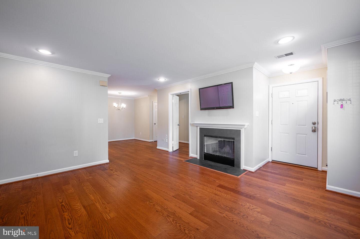 6052-A ESSEX HOUSE SQ #6052A, ALEXANDRIA, Virginia 22310, 2 Bedrooms Bedrooms, ,1 BathroomBathrooms,Residential,For sale,6052-A ESSEX HOUSE SQ #6052A,VAFX2274450 MLS # VAFX2274450