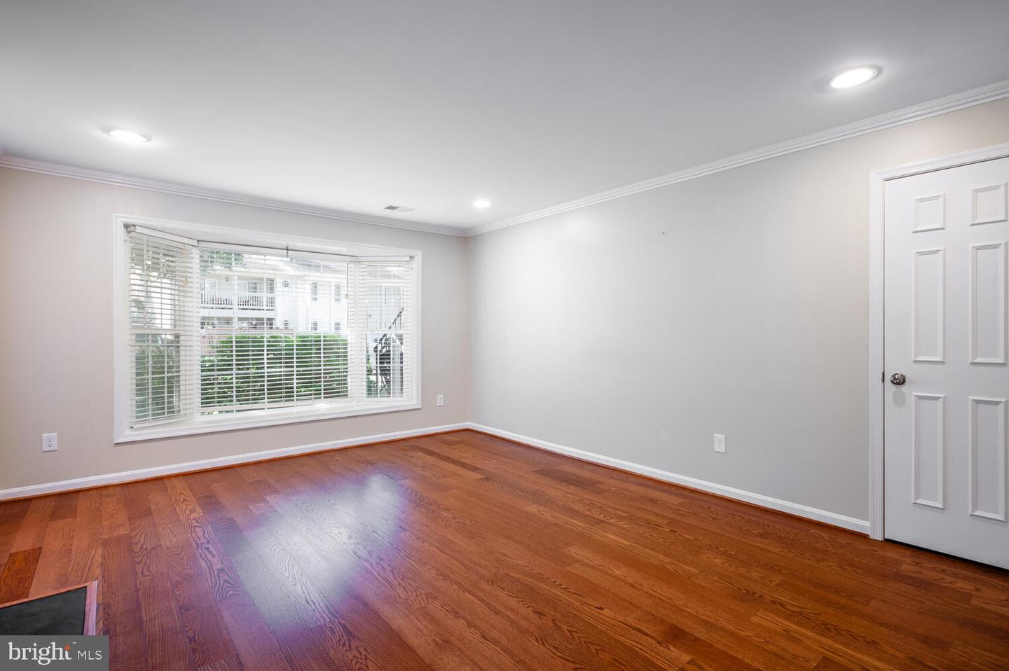6052-A ESSEX HOUSE SQ #6052A, ALEXANDRIA, Virginia 22310, 2 Bedrooms Bedrooms, ,1 BathroomBathrooms,Residential,For sale,6052-A ESSEX HOUSE SQ #6052A,VAFX2274450 MLS # VAFX2274450