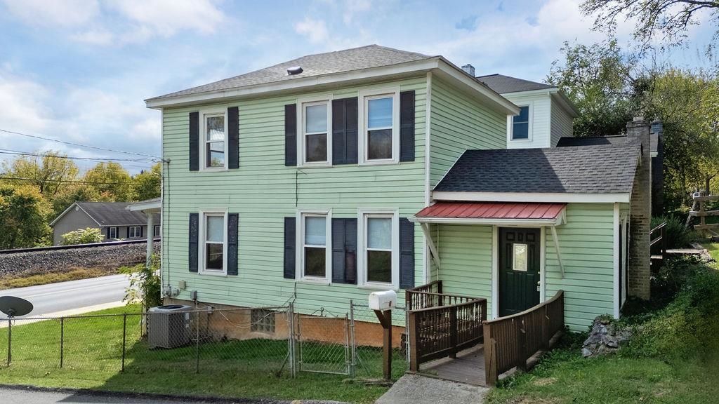 801 STUART ST, STAUNTON, Virginia 24401, 3 Bedrooms Bedrooms, ,2 BathroomsBathrooms,Residential,801 STUART ST,670052 MLS # 670052
