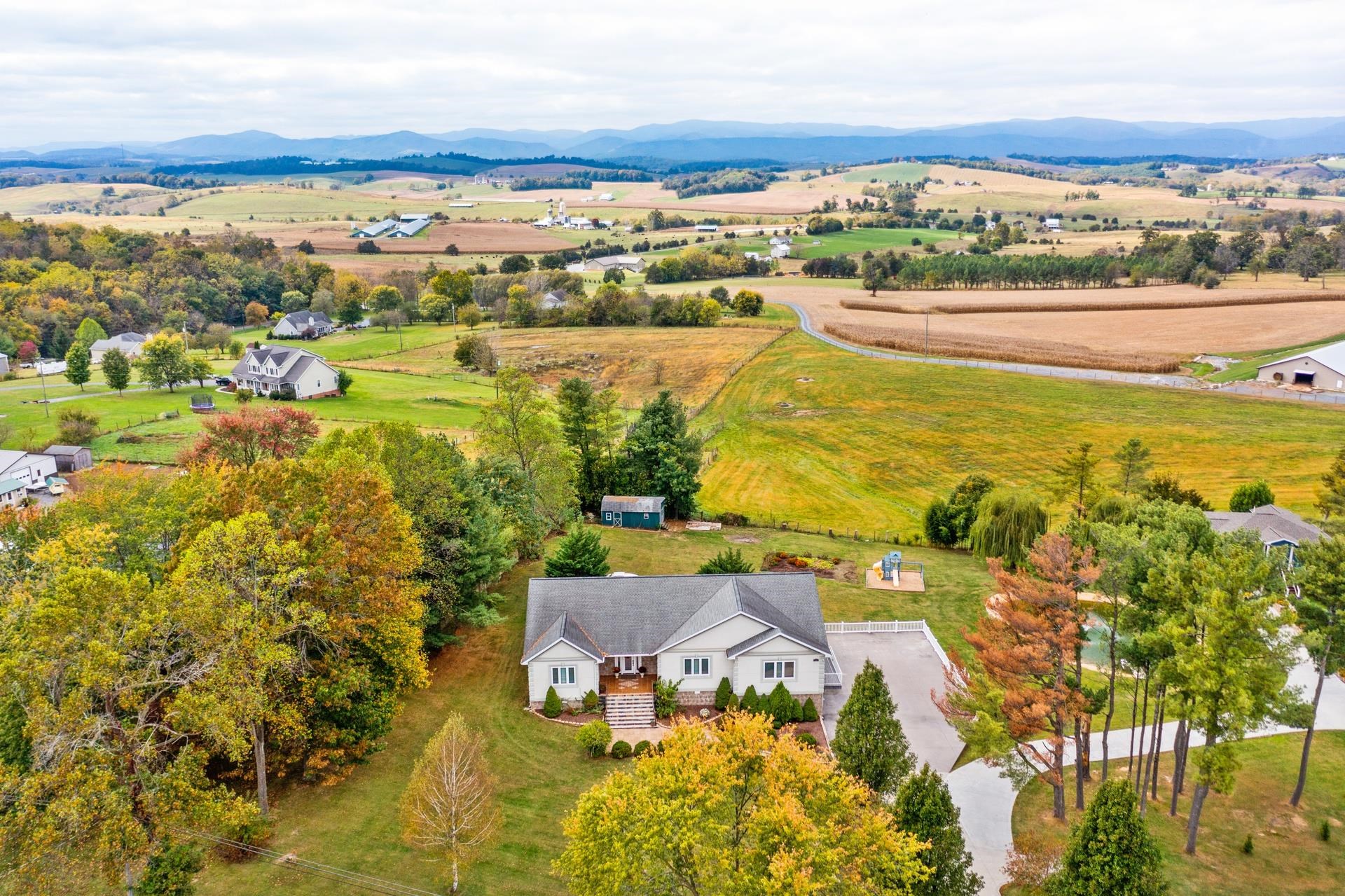 76 CENTERVILLE RD, BRIDGEWATER, Virginia 22812, 5 Bedrooms Bedrooms, ,5 BathroomsBathrooms,Residential,76 CENTERVILLE RD,670042 MLS # 670042