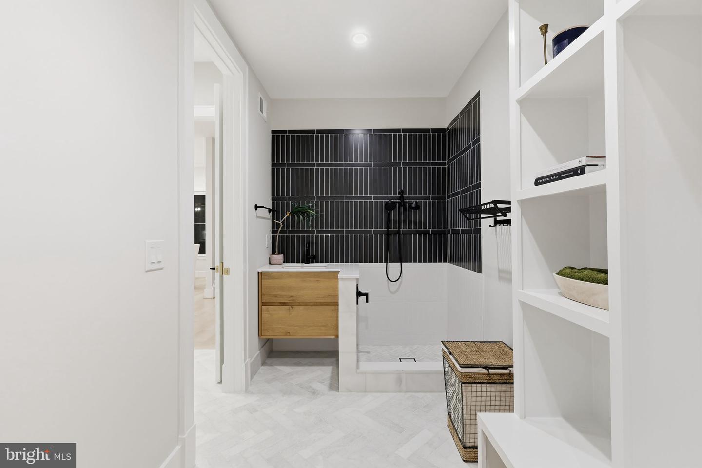 7000 HECTOR RD, MCLEAN, Virginia 22101, 6 Bedrooms Bedrooms, ,6 BathroomsBathrooms,Residential,For sale,7000 HECTOR RD,VAFX2272638 MLS # VAFX2272638