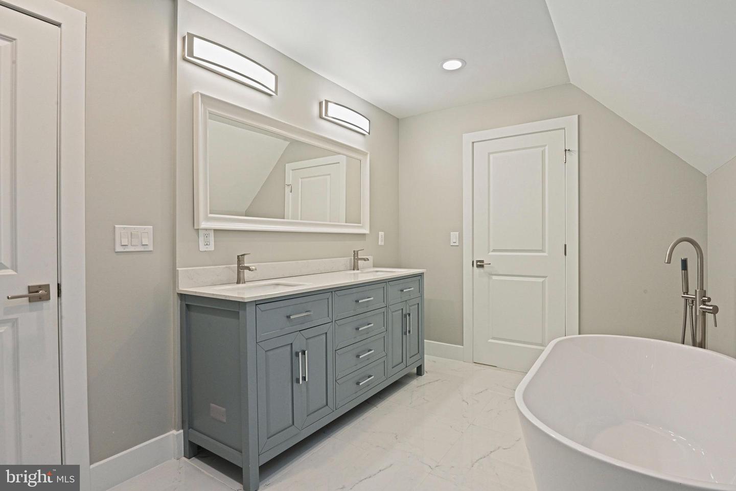 10900 HUNTER STATION RD, VIENNA, Virginia 22181, 4 Bedrooms Bedrooms, ,7 BathroomsBathrooms,Residential,For sale,10900 HUNTER STATION RD,VAFX2272866 MLS # VAFX2272866
