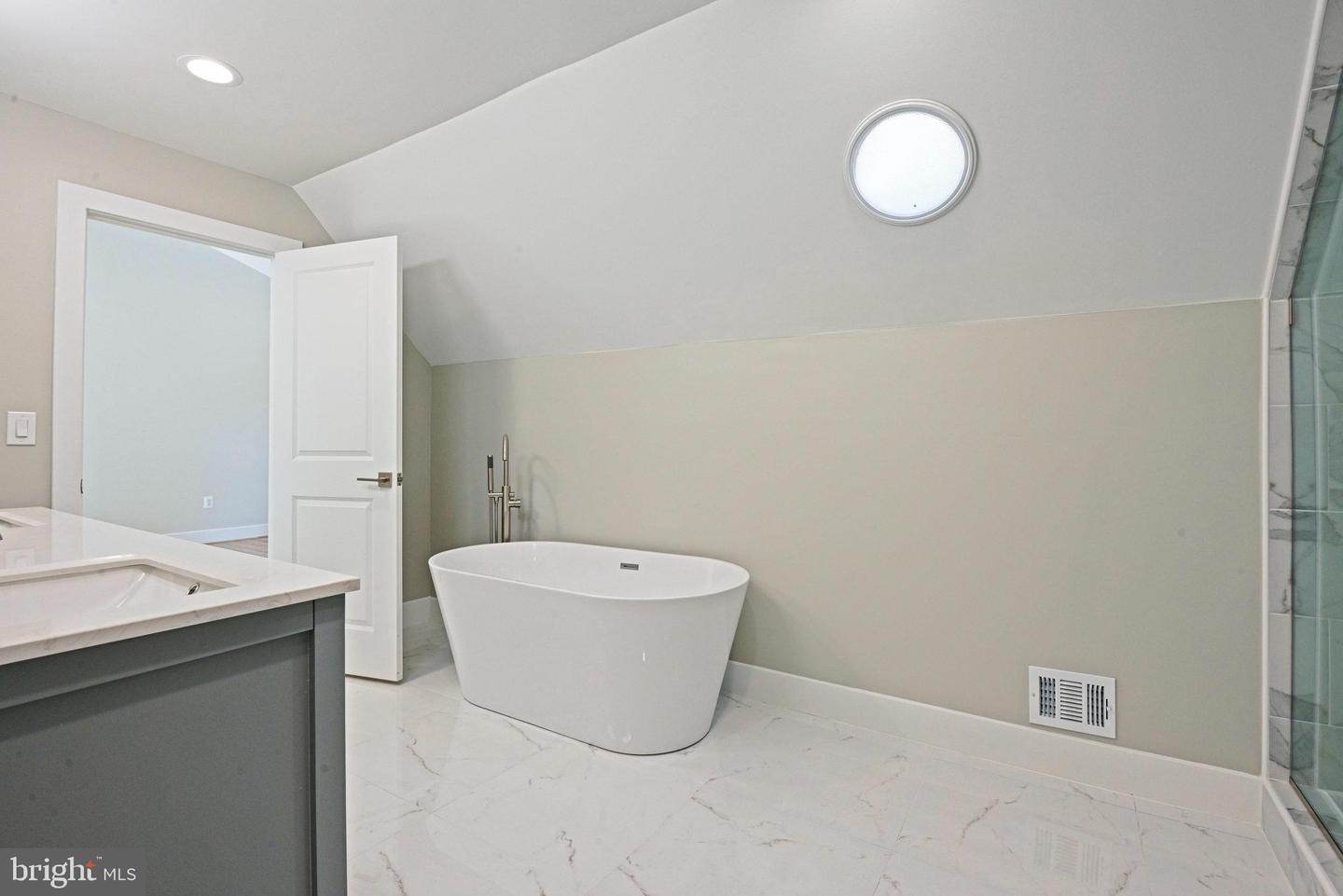 10900 HUNTER STATION RD, VIENNA, Virginia 22181, 4 Bedrooms Bedrooms, ,7 BathroomsBathrooms,Residential,For sale,10900 HUNTER STATION RD,VAFX2272866 MLS # VAFX2272866
