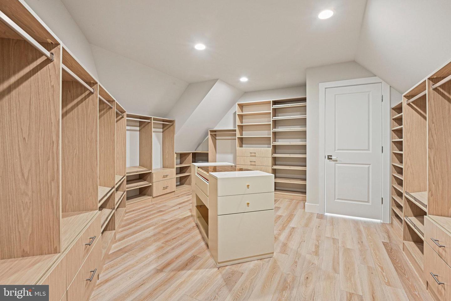 10900 HUNTER STATION RD, VIENNA, Virginia 22181, 4 Bedrooms Bedrooms, ,7 BathroomsBathrooms,Residential,For sale,10900 HUNTER STATION RD,VAFX2272866 MLS # VAFX2272866