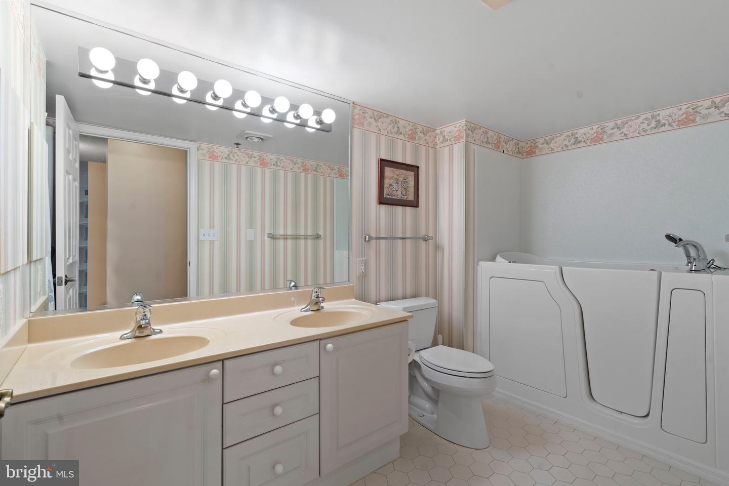 19385 CYPRESS RIDGE TER #914, LEESBURG, Virginia 20176, 2 Bedrooms Bedrooms, ,2 BathroomsBathrooms,Residential,For sale,19385 CYPRESS RIDGE TER #914,VALO2108840 MLS # VALO2108840