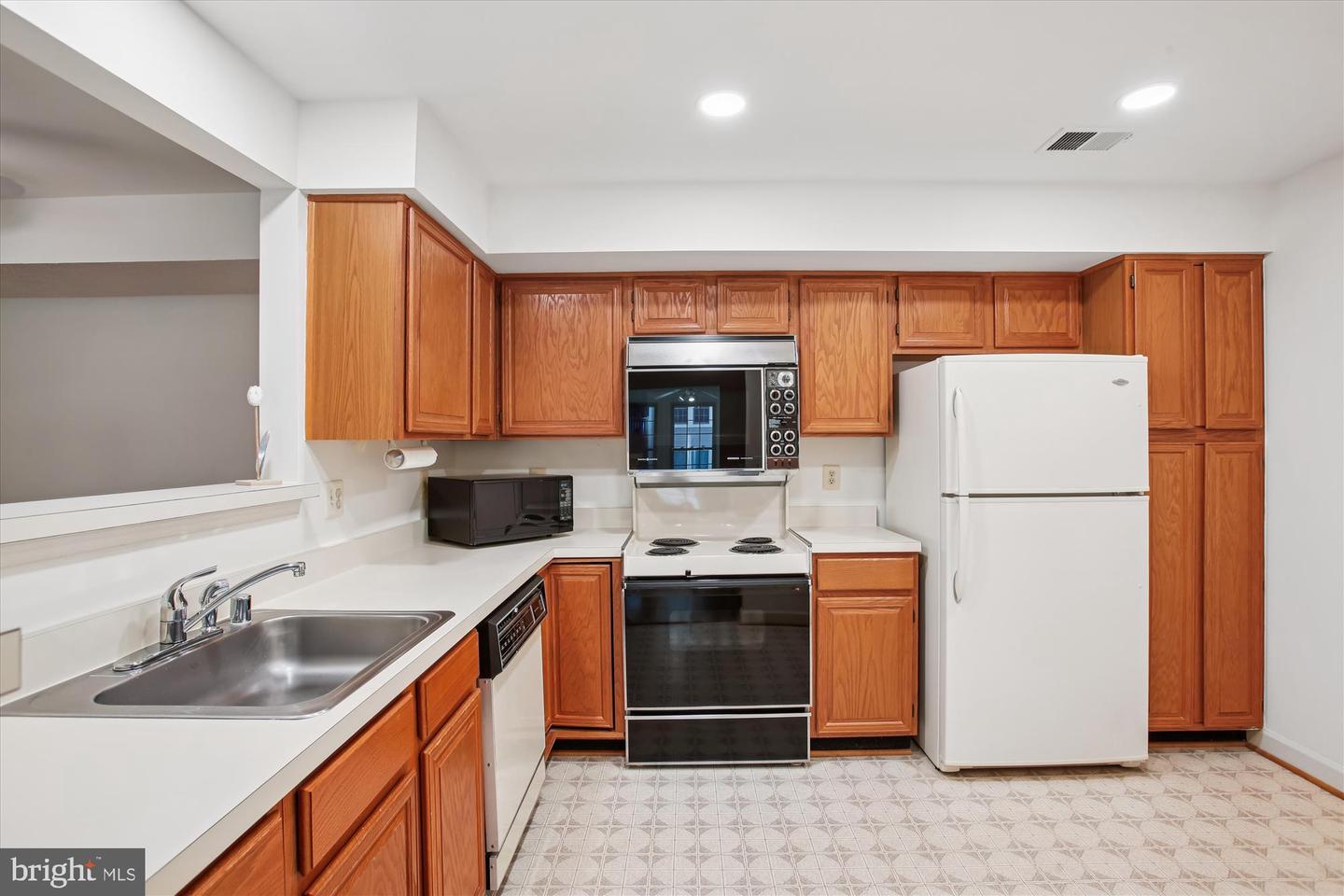 3800 RIDGE KNOLL CT #2, FAIRFAX, Virginia 22033, 2 Bedrooms Bedrooms, ,2 BathroomsBathrooms,Residential,For sale,3800 RIDGE KNOLL CT #2,VAFX2274370 MLS # VAFX2274370