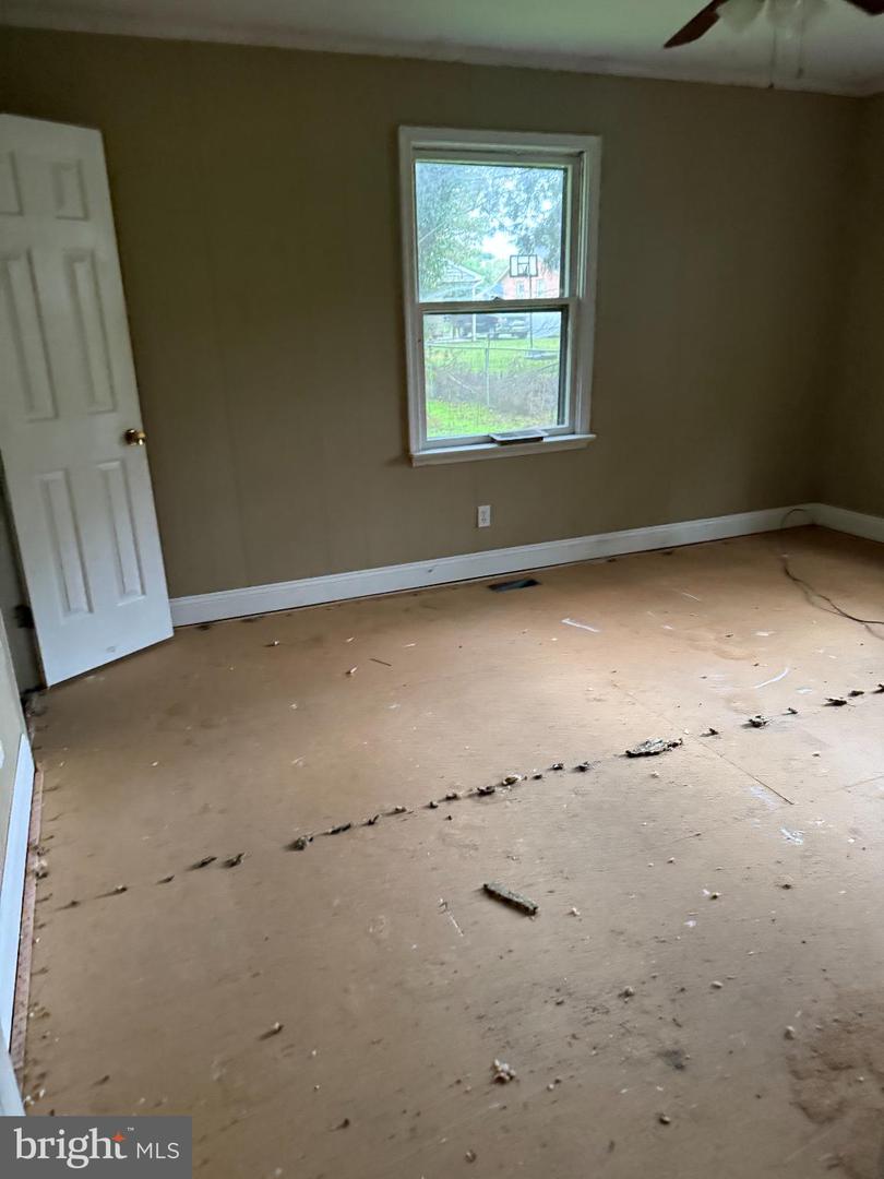 192 E BANBURY RD, TAPPAHANNOCK, Virginia 22560, 3 Bedrooms Bedrooms, 5 Rooms Rooms,1 BathroomBathrooms,Residential,For sale,192 E BANBURY RD,VAES2002064 MLS # VAES2002064