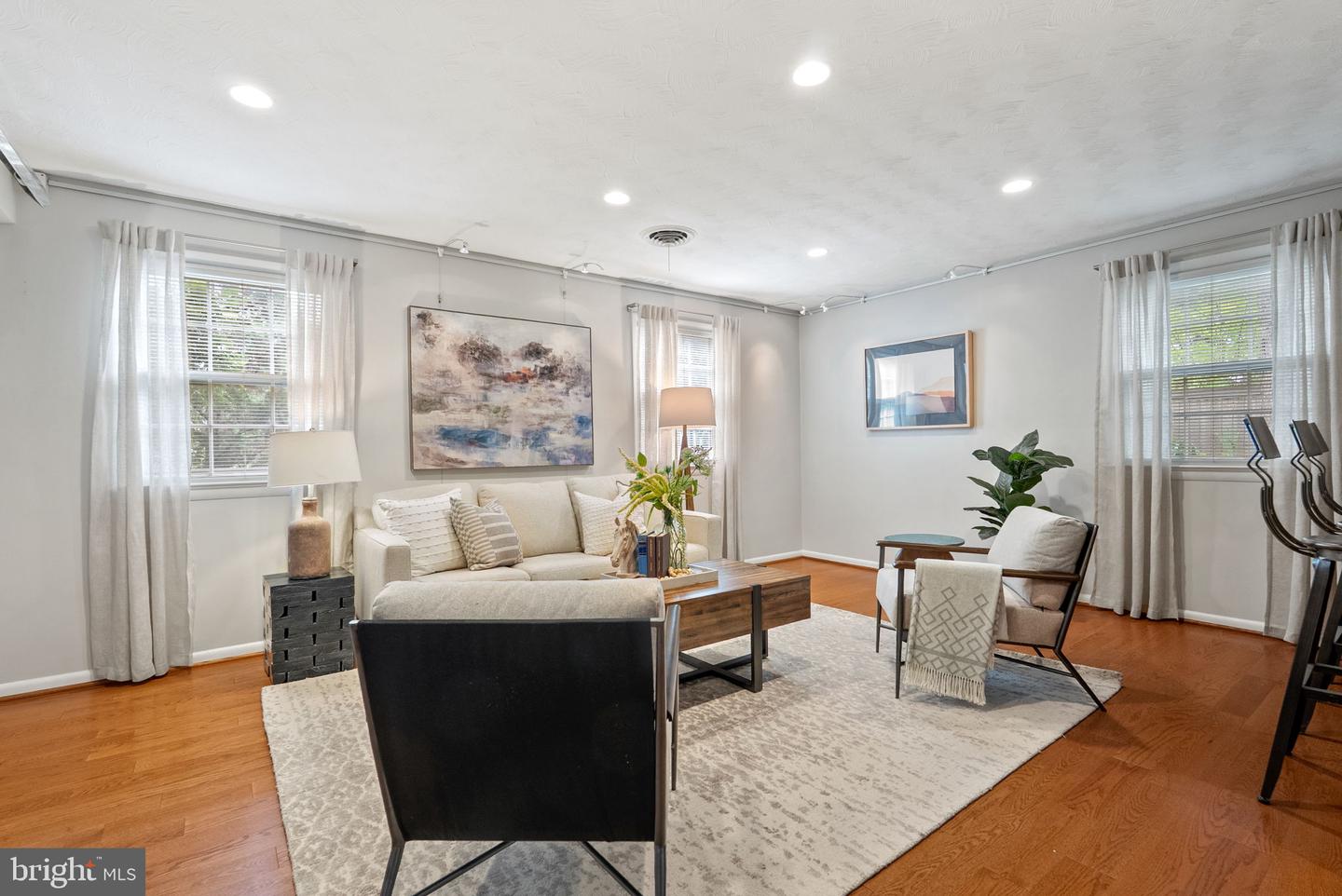 917 CRESTWOOD DR, ALEXANDRIA, Virginia 22302, 4 Bedrooms Bedrooms, ,3 BathroomsBathrooms,Residential,For sale,917 CRESTWOOD DR,VAAX2050860 MLS # VAAX2050860