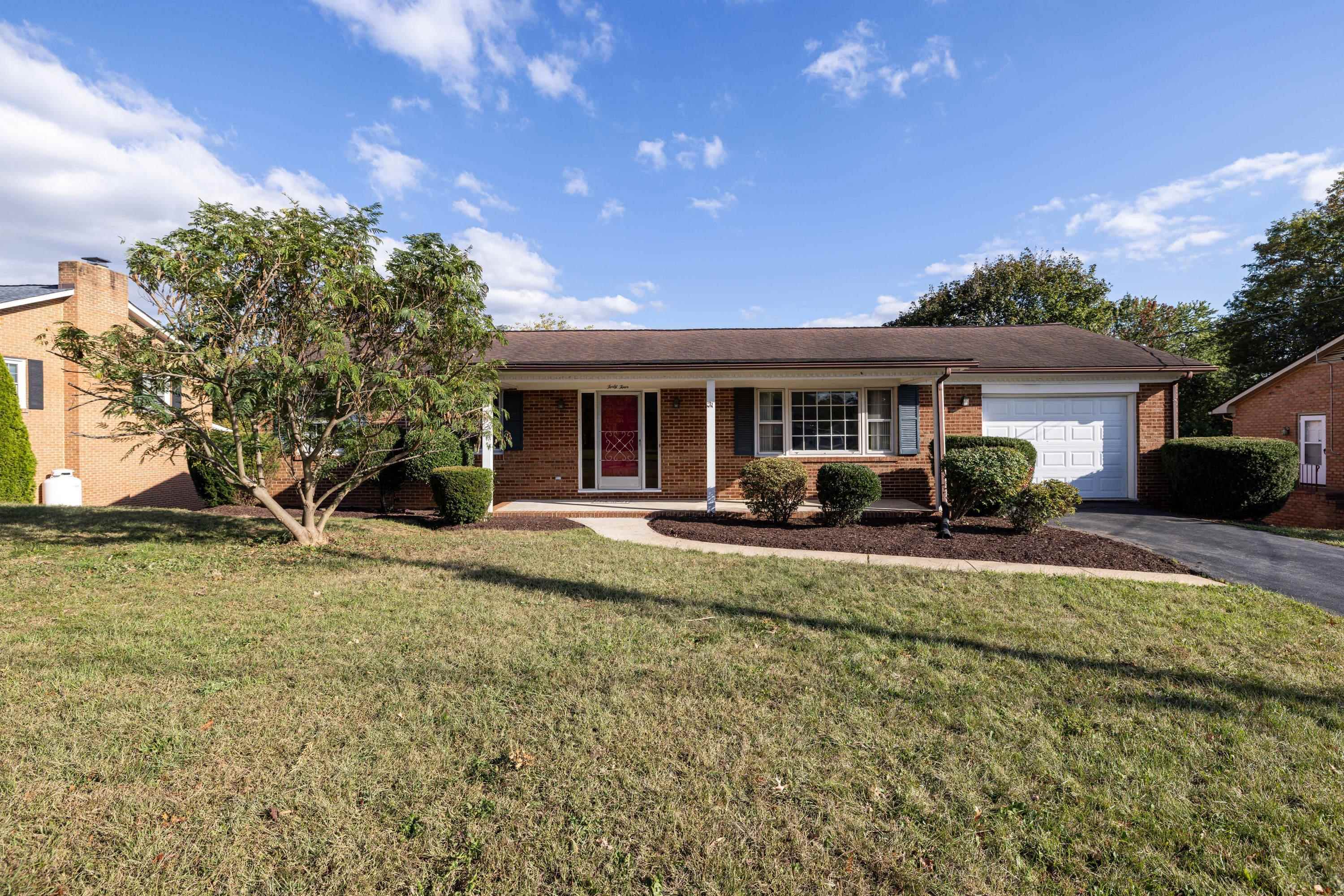 44 EMERY ST, HARRISONBURG, Virginia 22801, 5 Bedrooms Bedrooms, ,3 BathroomsBathrooms,Residential,44 EMERY ST,670057 MLS # 670057
