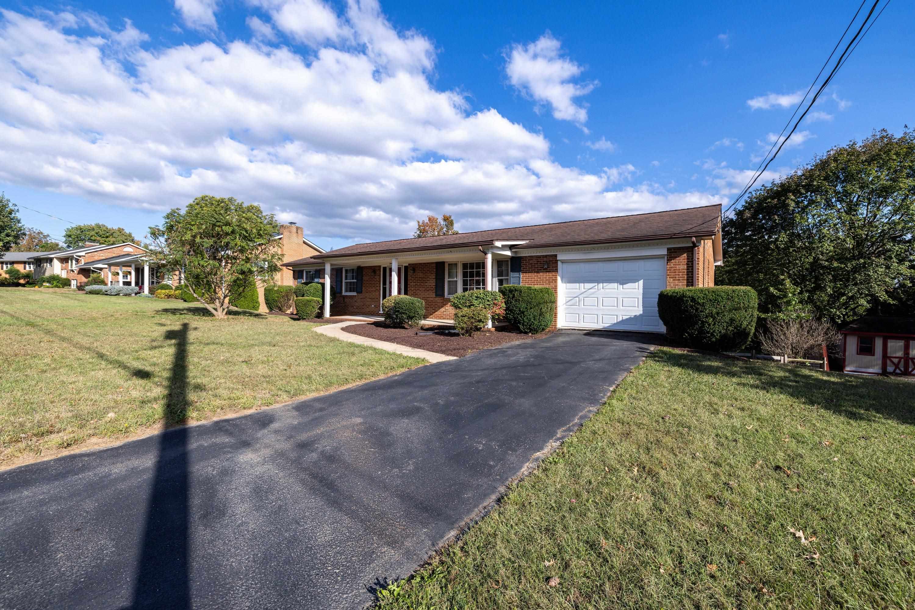 44 EMERY ST, HARRISONBURG, Virginia 22801, 5 Bedrooms Bedrooms, ,3 BathroomsBathrooms,Residential,44 EMERY ST,670057 MLS # 670057