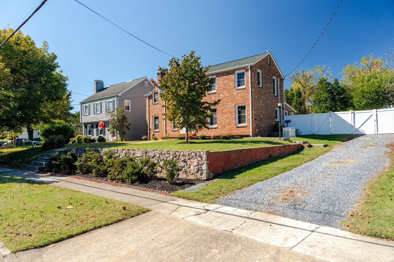 215 CROMPTON RD, WAYNESBORO, Virginia 22980, 3 Bedrooms Bedrooms, ,2 BathroomsBathrooms,Residential,215 CROMPTON RD,670081 MLS # 670081