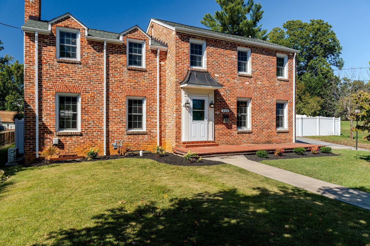 215 CROMPTON RD, WAYNESBORO, Virginia 22980, 3 Bedrooms Bedrooms, ,2 BathroomsBathrooms,Residential,215 CROMPTON RD,670081 MLS # 670081