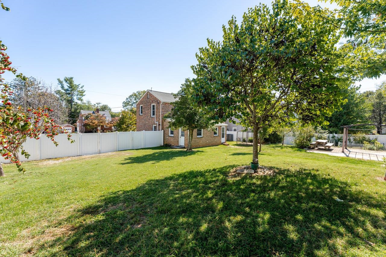 215 CROMPTON RD, WAYNESBORO, Virginia 22980, 3 Bedrooms Bedrooms, ,2 BathroomsBathrooms,Residential,215 CROMPTON RD,670081 MLS # 670081