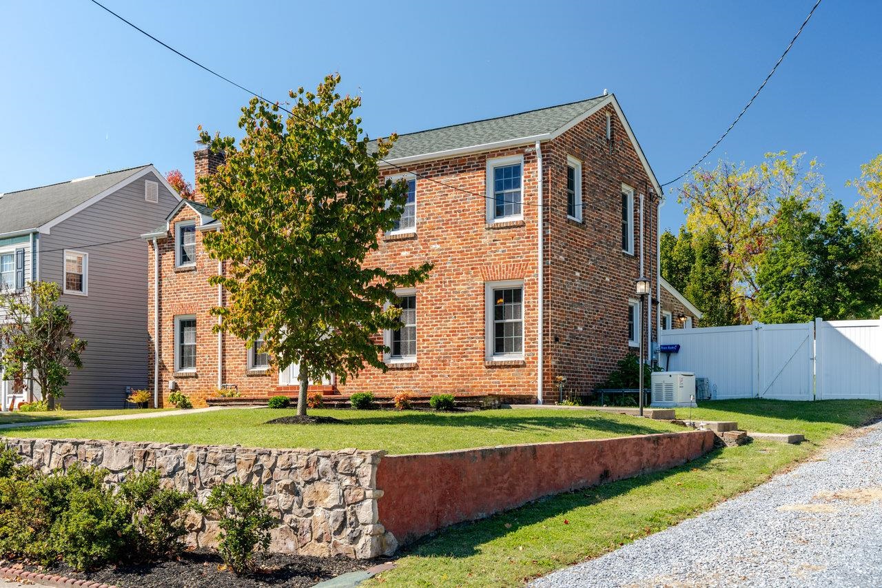 215 CROMPTON RD, WAYNESBORO, Virginia 22980, 3 Bedrooms Bedrooms, ,2 BathroomsBathrooms,Residential,215 CROMPTON RD,670081 MLS # 670081