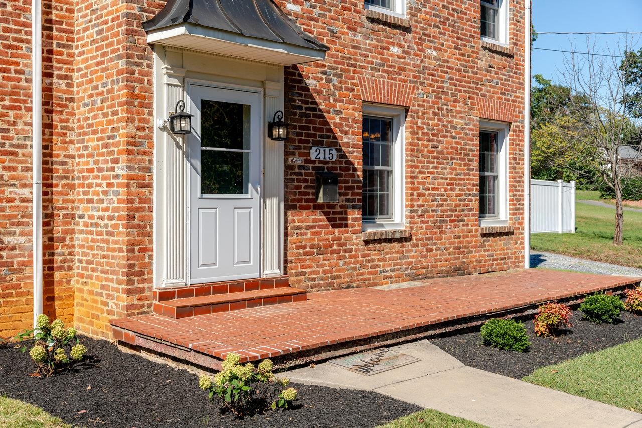 215 CROMPTON RD, WAYNESBORO, Virginia 22980, 3 Bedrooms Bedrooms, ,2 BathroomsBathrooms,Residential,215 CROMPTON RD,670081 MLS # 670081