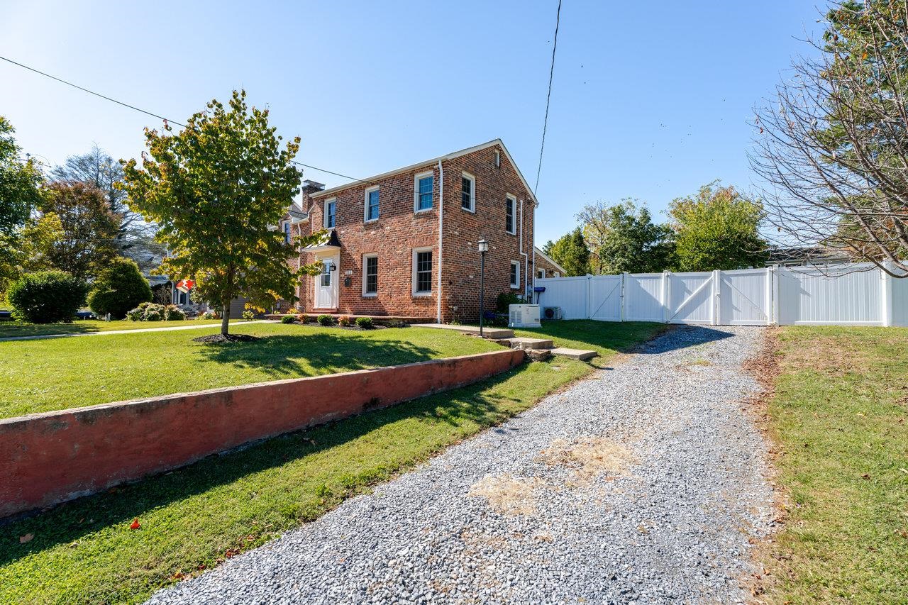 215 CROMPTON RD, WAYNESBORO, Virginia 22980, 3 Bedrooms Bedrooms, ,2 BathroomsBathrooms,Residential,215 CROMPTON RD,670081 MLS # 670081