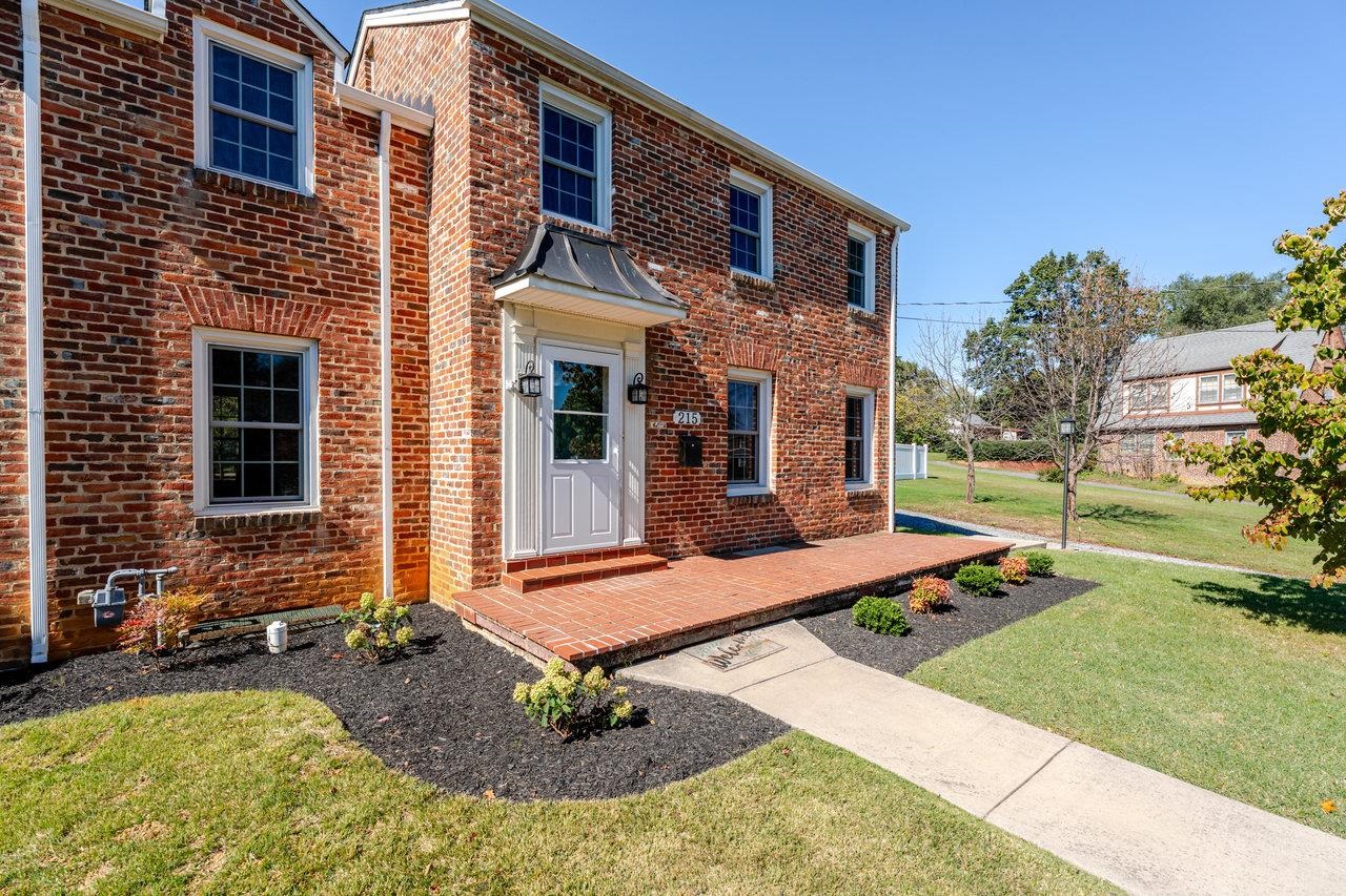 215 CROMPTON RD, WAYNESBORO, Virginia 22980, 3 Bedrooms Bedrooms, ,2 BathroomsBathrooms,Residential,215 CROMPTON RD,670081 MLS # 670081