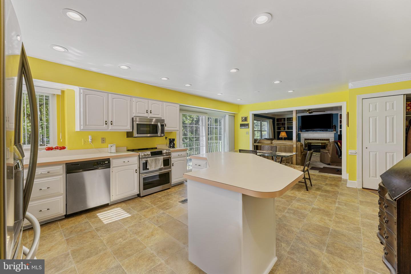 15900 MONCURE DR, DUMFRIES, Virginia 22025, 3 Bedrooms Bedrooms, 8 Rooms Rooms,3 BathroomsBathrooms,Residential,For sale,15900 MONCURE DR,VAPW2104652 MLS # VAPW2104652