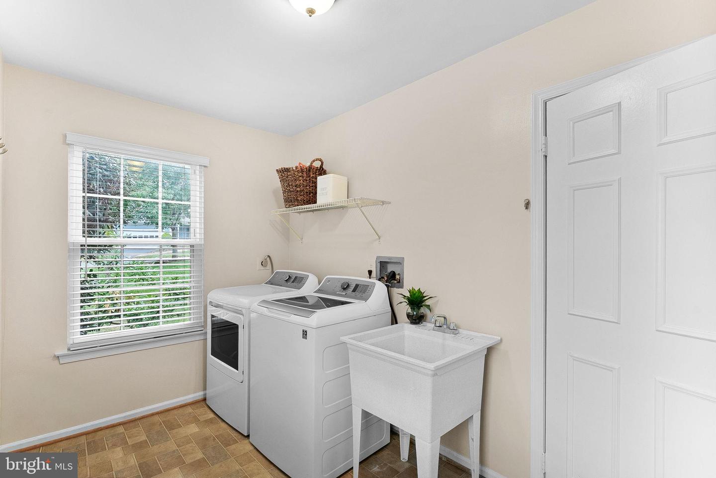 18 CHRISTOPHER LN, STERLING, Virginia 20165, 4 Bedrooms Bedrooms, 19 Rooms Rooms,3 BathroomsBathrooms,Residential,For sale,18 CHRISTOPHER LN,VALO2108554 MLS # VALO2108554