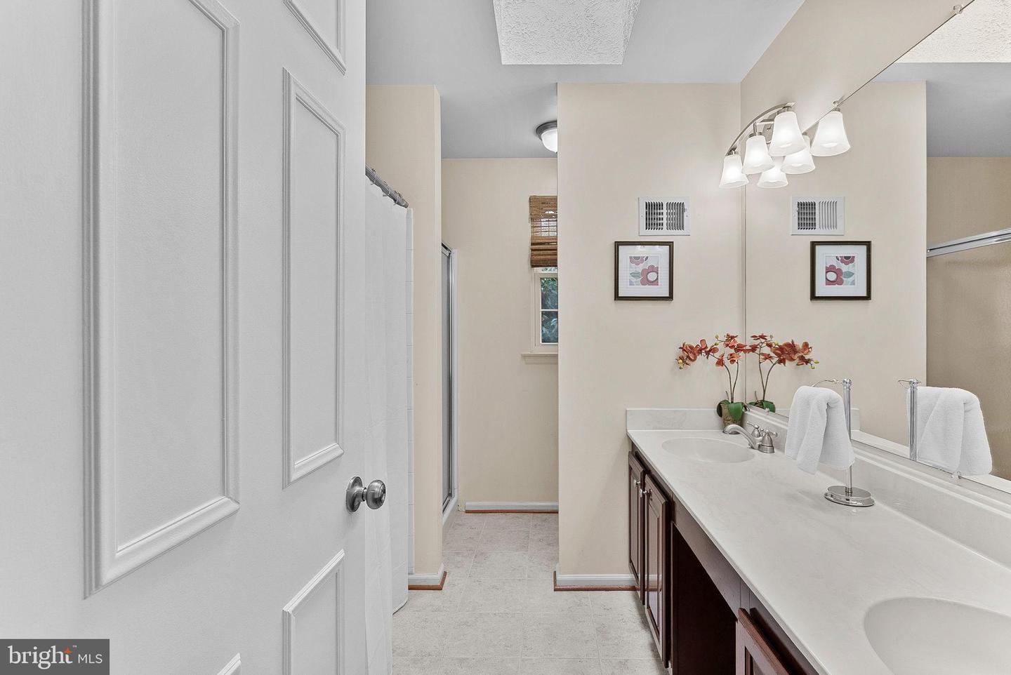 18 CHRISTOPHER LN, STERLING, Virginia 20165, 4 Bedrooms Bedrooms, 19 Rooms Rooms,3 BathroomsBathrooms,Residential,For sale,18 CHRISTOPHER LN,VALO2108554 MLS # VALO2108554