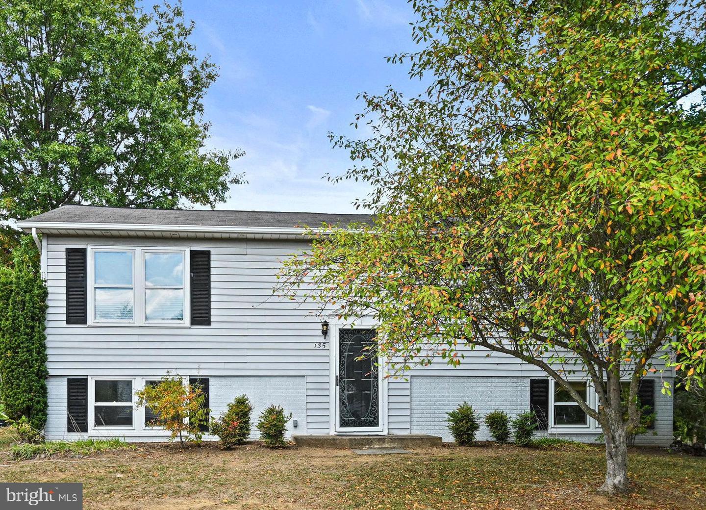 135 OAK VIEW DR SE, LEESBURG, Virginia 20175, 3 Bedrooms Bedrooms, ,1 BathroomBathrooms,Residential,For sale,135 OAK VIEW DR SE,VALO2108936 MLS # VALO2108936