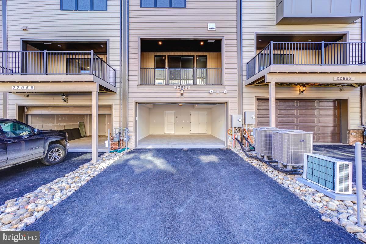 22954 SULLIVANS COVE SQ, BRAMBLETON, Virginia 20148, 3 Bedrooms Bedrooms, ,3 BathroomsBathrooms,Residential,For sale,22954 SULLIVANS COVE SQ,VALO2109042 MLS # VALO2109042