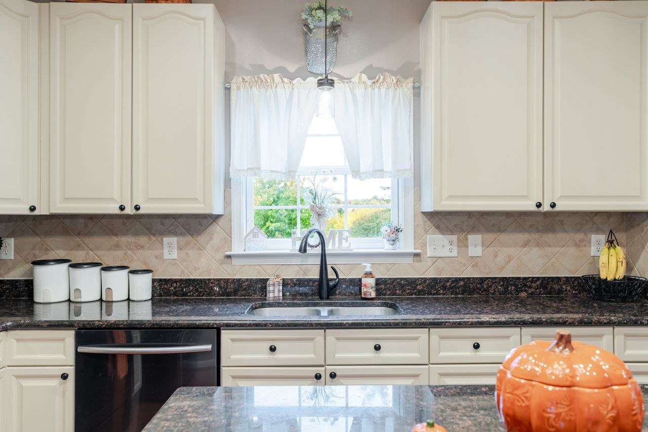 209 BUCHANAN DR, BROADWAY, Virginia 22815, 5 Bedrooms Bedrooms, ,3 BathroomsBathrooms,Residential,209 BUCHANAN DR,670099 MLS # 670099